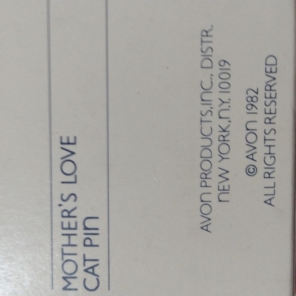 1982  kitty Gold toned new in original package vintage Cat pin A mother's love - Picture 4 of 6